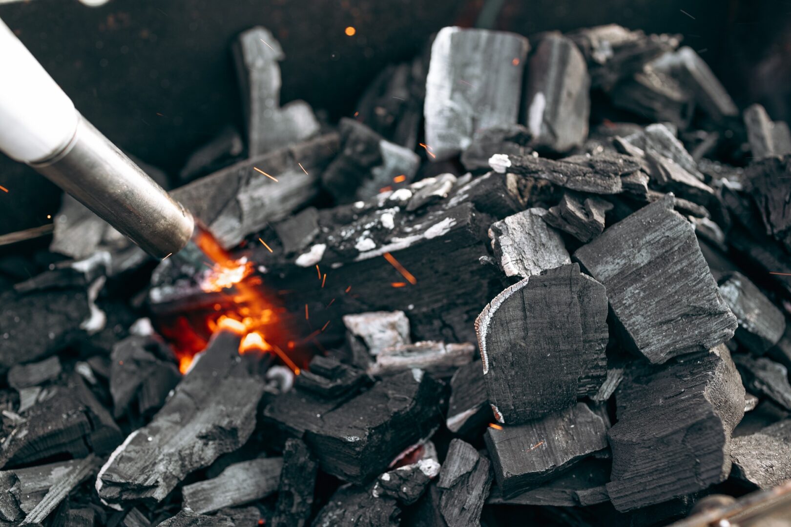 brûleur à gaz allumant les charbons 