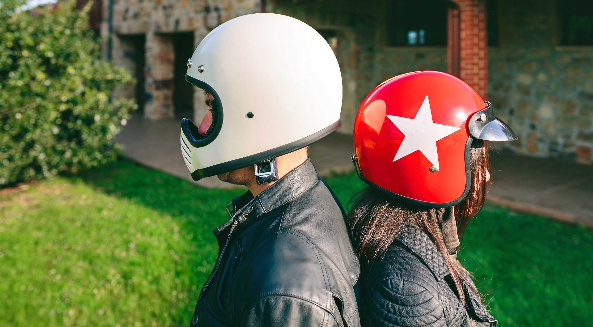 Couple posant avec des casques de moto