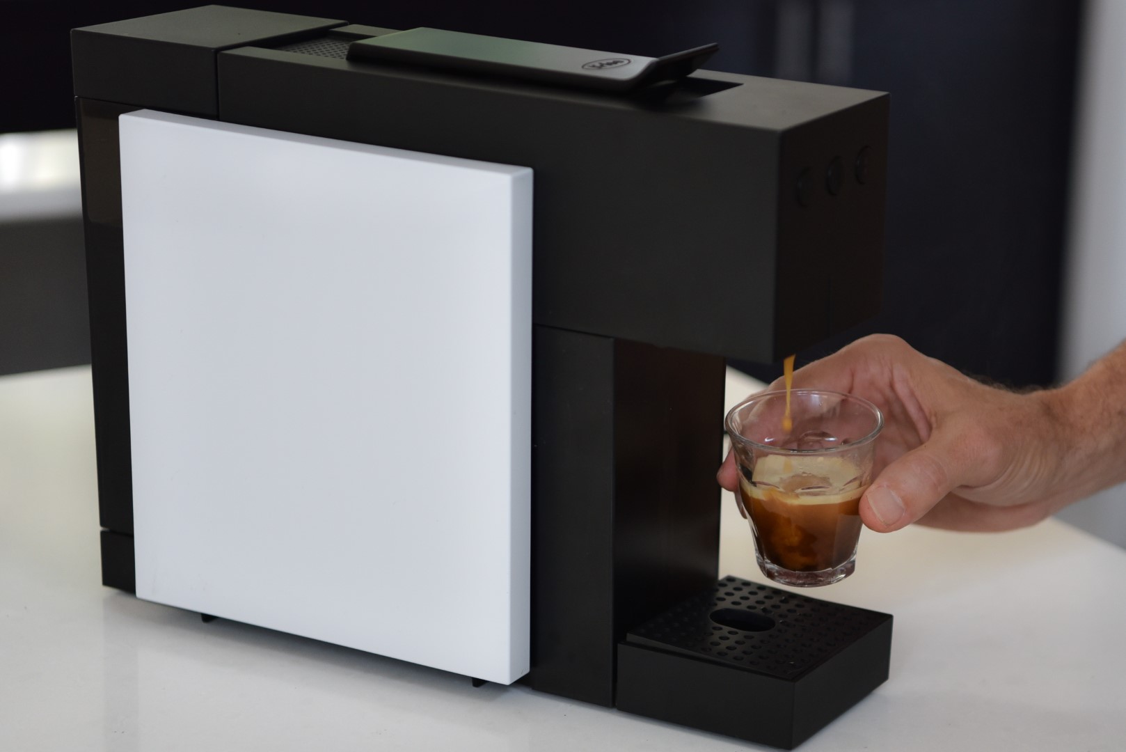 Préparation d'un café expresso dans une machine à café à dosettes